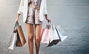 ショッピングバッグを持つ女性
